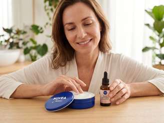 Imagem mostra mulher com creme Nivea e oleo de rosa mosqueta em uma mesa.