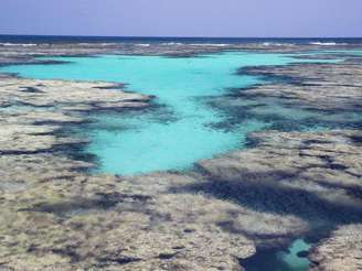 Atol das Rocas, RN: único atol do Atlântico Sul, o Atol das Rocas encontra-se a cerca de 140 km de Natal. Formado por um recife anelar, o atol é ponto de encontro de numerosas espécies marinhas como tartarugas, golfinhos e diferentes aves, e é um ponto incrível para a prática do mergulho. O atual Farol das Rocas e as ruínas do antigo farol são as únicas construções das ilhotas