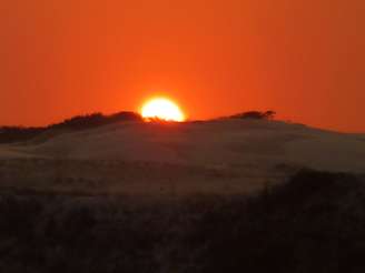 A foto do pôr-do-sol nas dunas da Praia da Ribanceira, em Imbituba Santa Catarina