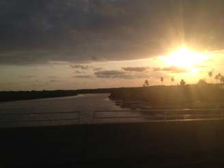 Pôr do sol na ponte do Paiva sobre a foz do rio Jaboatão