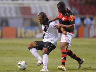 Em um clássico com duas equipes que já não tem mais pretensões no Campeonato Brasileiro, o Vasco empatou com o Flamengo por 1 a 1, neste sábado, no Engenhão, em partida válida pela 37ª rodada