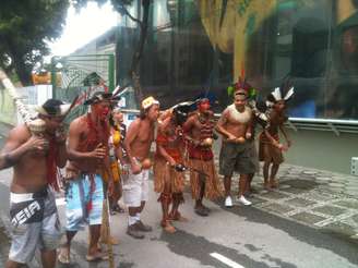 Indígenas fizeram protesto na chegada de Valcke ao Maracanã
