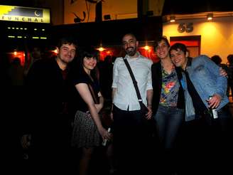 Os amigos Tiago Cassis, César Mahler, Pedro Tarai, Bia Zanetti, e Elisa Ximenes foram juntos ao primeiro show do Pulp no Brasil, nesta quarta-feira (28) em São Paulo