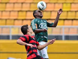 Obina defendeu o Palmeiras no final de 2012