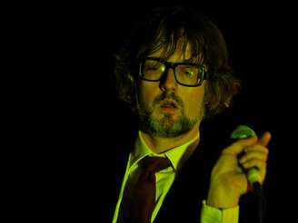 Logo depois da primeira canção do set-list, 'Remember the First Time', recebida aos gritos pelos fãs, Cocker, usando seus tradicionais óculos de grossa armação, já discursou, algo não tão comum entre seus pares nos primeiros minutos de suas apresentações