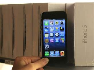 <p>Lançado no ano passado pela Apple, o iPhone 5 superou o Galaxy 3 em vendas, segundo empresa de análise de mercado</p>