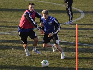 Fernando Torres (à dir.) começou a jogar futebol por causa de um desenho japonês