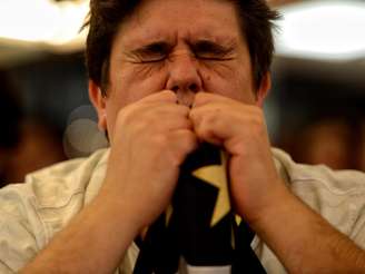 Torcedores do Corinthians acordaram cedo nesta quarta-feira para acompanhar a estreia do time no Mundial de Clubes 2012. A sofrida vitória sobre o Al Ahly, por 1 a 0, com gol de cabeça do atacante Guerrero, forçou a torcida alvinegra a atrasar a chegada ao trabalho nesta quarta-feira para acompanhar os comandados do técnico Tite em ação no Japão. Muitos recorreram a bares e padarias na capital paulista e não faltou sofrimento e emoção na classificação alvinegra para a grande final da competição interclubes. <strong>Veja fotos:</strong> 