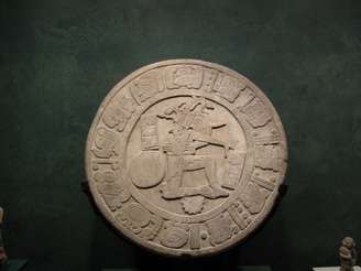 As profecias sobre o fim do mundo colocaram os maias em evidência. Quem visita a Cidade do México pode conhecer o Museu Nacional de Antropologia. Entre os itens do acervo estão esculturas que revelam como os maias utilizavam o calendário. Uma dessas peças é o Disco de Chinkultik <br />