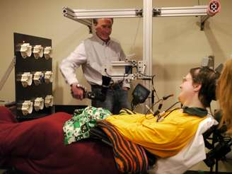 Tetraplágica, a paciente Jan Scheuermann foi selecinada para fazer os testes de um braço robótico controlado pelos seus pensamentos