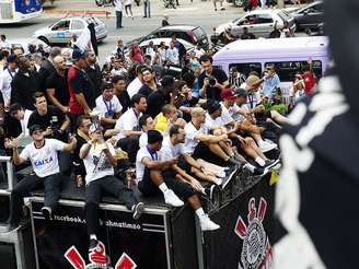 Corinthians comemora título do Mundial de Clubes em trio elétrico nas ruas de São Paulo com presença da torcida