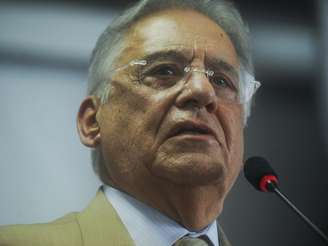 O ex-presidente Fernando Henrique Cardoso (PSDB) fez nesta quarta-feira críticas ao rumos que o atual governo vem dando ao País e disse que o Brasil precisa de uma "sacudida forte" para sair do que classificou como uma inércia