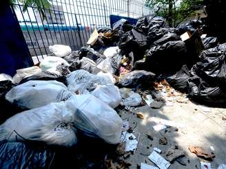 O caos na coleta de lixo na cidade foi um dos pontos que motivou o início da investigação 