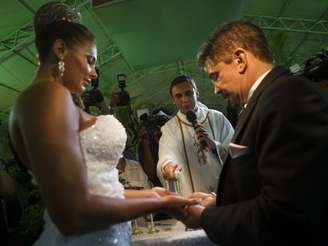 Casada com o cirurgião plástico Wagner de Moraes desde 2009, a modelo e ex-participante do reality show 'A Fazenda' Ângela Bismarchi oficializou a união no religioso neste sábado em uma cerimônia para 150 convidados na Cidade do Samba, no Rio de Janeiro