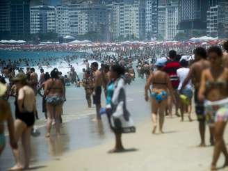 Multidão de banhistas lota a praia de Copacabana a poucas horas do Ano-Novo