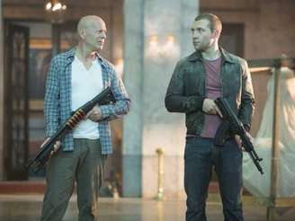 Bruce Willis ao lado de Jai Courtney em cena de 'Duro de Matar: Um Bom Dia para Morrer'