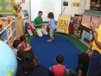 Alexandre Lopes trabalha com um programa de inclusão para crianças com autismo em sala de aula