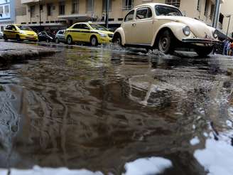 Forte chuva no Rio de Janeiro causa transtornos no trânsito