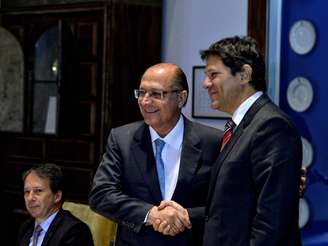 Em tom cordial, Alckmin (esq.) e Haddad (dir.) apertam as mãos após assinatura de acordos