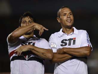 Aloísio começou como titular no São Paulo e mostrou bom entrosamento com Luís Fabiano, participando nas jogadas dos dois gols do camisa 9