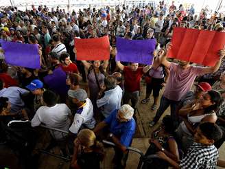 Um grupo de moradores do assentamento Milton Santos, localizado na região de Americana (SP), que na última quarta-feira ocupou a sede do Instituto Lula na zona sul de São Paulo, aproveitou a participação da presidente Dilma Rousseff em um evento oficial na capital paulista nesta sexta-feira para pedir que o governo federal desaproprie o local onde moram