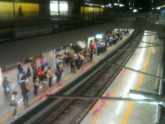 Passageiros aguardam trens na estação General Osório, no Rio de Janeiro, durante a interrupção