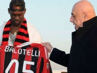Logo em sua chegada no aeroporto, Balotelli foi recebido por Galliani com a camisa 45