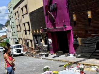 Familiares e amigos deixam flores em frente a Boate Kiss, palco da tragédia que deixou mais de 230 pessoas mortas
