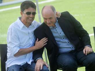 Felipão cumprimenta Bebeto, que a partir de agora será o coordenador das categorias de base da CBF