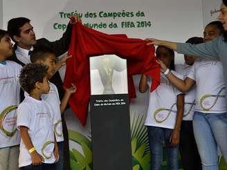 Troféu da Copa do Mundo foi apresentado nesta terça-feira no futuro estádio corintiano