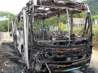 <p>Entre os ataques, um ônibus foi queimado na divisa entre os bairros Fortaleza Alta e Fidélis, em Blumenau</p>