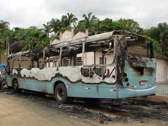 <p>Segundo a PM, 35 ônibus já foram incendiados na onda de violência desde o dia 30 de janeiro</p>