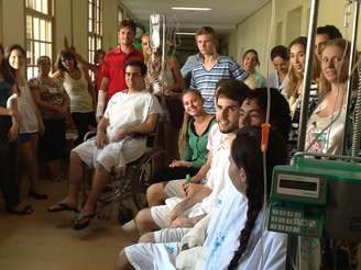 Imagem publicada na sexta-feira na rede social mostra o encontro dos sobreviventes no hospital de Santa Maria