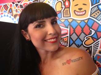 <p>Maria Souza, 25 anos, mostra a tatuagem temporária que fez sucesso em Recife</p>