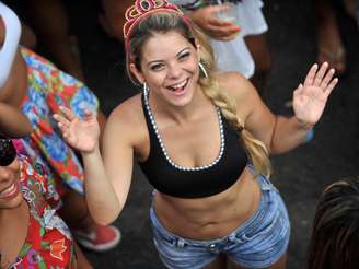 <p>Com 28 anos de tradição, o bloco Simpatia É Quase Amor arrastou uma multidão de 100 mil pessoas na orla de Ipanema, no Rio, neste domingo</p>