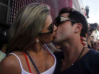 Mirella Santos e Ceará, do Pânico, se beijam durante a passagem do bloco Cerveja & Cia no Barra-Ondina, comandado por Ivete Sangalo