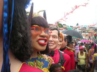 Marca do Carnaval de Olinda, os tradicionais bonecos gigantes se encontraram no largo de Guadalupe nesta terça-feira. Eram mais de cem modelos homenageando personalidades populares da cidade, artistas da TV local, atores, cantores e torcedores dos clubes de futebol do Estado