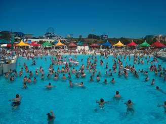 <p><strong>Wet'n Wild, Vinhedo, SP: </strong>entre São Paulo e Campinas, no município de Vinhedo, o Wet'n Wild ocupa uma área de 160 mil m² onde adultos e crianças encontram adrenalina, e diversão em brinquedos e toboáguas radicais. Para quem prefere relaxar em vez de descer a alta velocidade, o parque também tem espaços como o Lazy River, rio artificial que faz um recorrido de 320 metros, e diferentes piscinas</p>