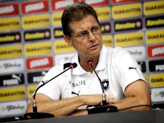 <p>Oswaldo fechou treino do Botafogo nesta sexta-feira</p>