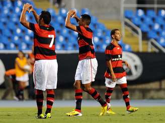 Com gol de Hernane, o Flamengo venceu o Botafogo por 1 a 0 neste domingo e garantiu antecipadamente vaga na semifinal da Taça Guanabara; veja