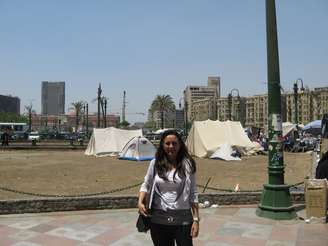 <p>Susy Sobrinho, 45 anos, em foto na praça Tahrir, em 2011; brasileira natural de Recife não pensa em deixar o Egito</p>