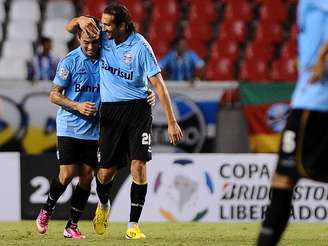 <p>Grêmio, que terá Barcos e Vargas no ataque, tenta vencer a primeira partida em casa na fase de grupos</p>