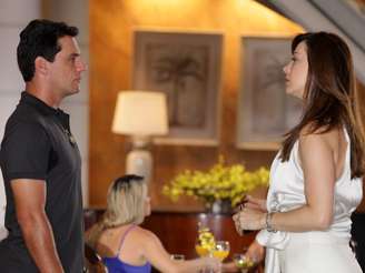 Théo (Rodrigo Lombardi) vai encontrar Lívia (Claudia Raia) por acaso em um restaurante. Os dois discutem e ele enfrenta a vilã