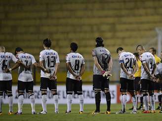 <p>Corinthians respeita minuto de silêncio por morte de Kevin Espada</p>