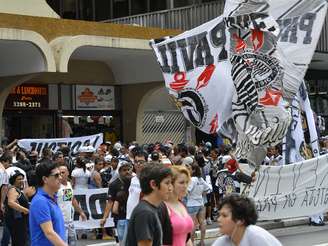 Corintianos protestam em frente à embaixada boliviana na Avenida Paulista pela libertação de companheiros presos