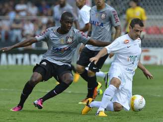 <p>Apagado no confronto diante do Corinthians, Montillo segue pressionado por melhores atuações no Santos</p>