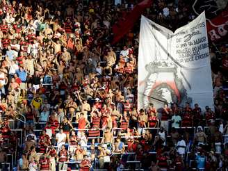 Torcida do Flamengo faz homenagem a Zico, que completou 60 anos neste domingo