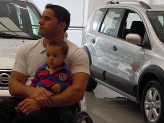 Jovane, com o filho no colo, foi selecionado pela Nissan para ganhar um carro adaptado