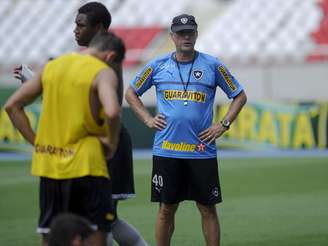<p>Oswaldo de Oliveira tenta devolver o Botafogo para o caminho das glórias</p>