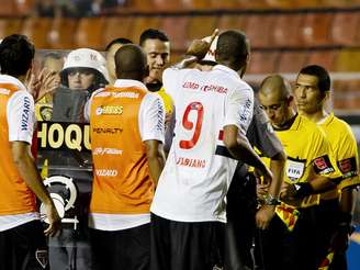 Luís Fabiano acabou expulso após o final do empate entre São Paulo e Arsenal de Sarandí